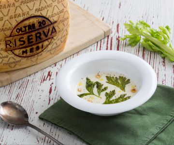Süppchen aus Grana Padano und Sellerie