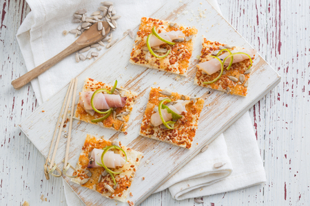 Blätterteigscheiben mit geräuchertem Schwertfisch