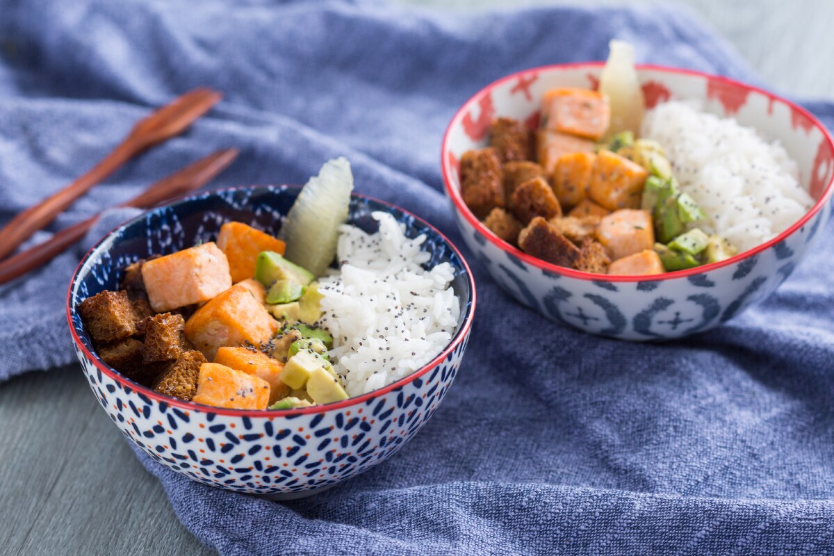 Schüssel mit Lachs, Avocado und knusprigem Brot