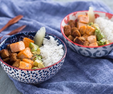 Schüssel mit Lachs, Avocado und knusprigem Brot