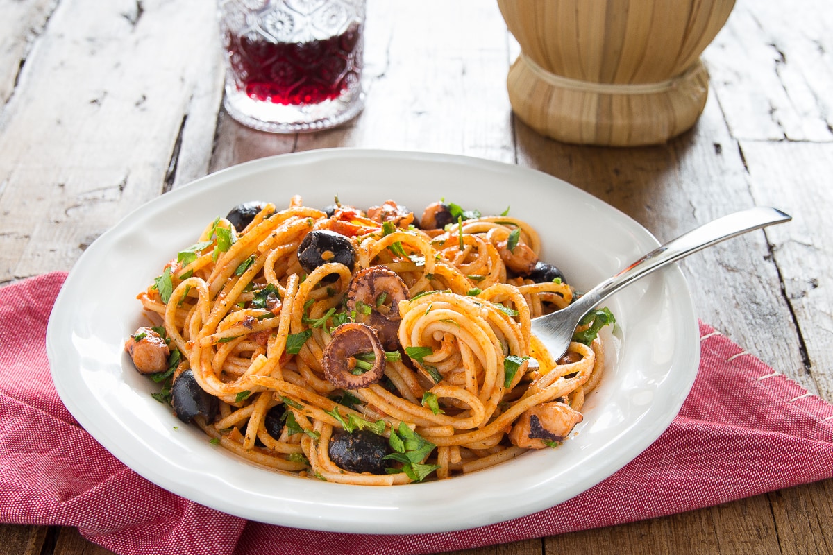 Spaghetti mit Kraken alla Puttanesca