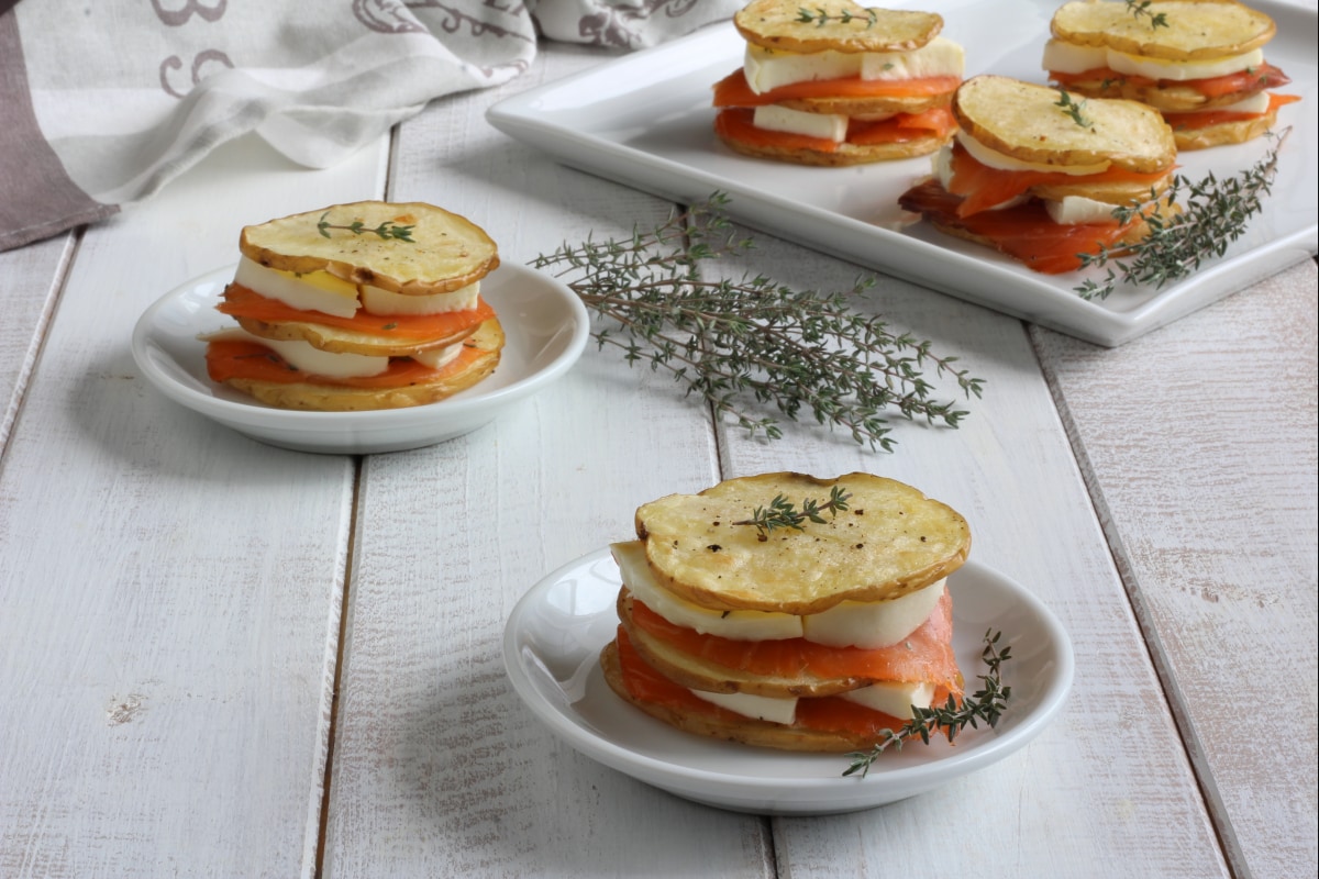 Kartoffeltürme mit Lachs und Provola