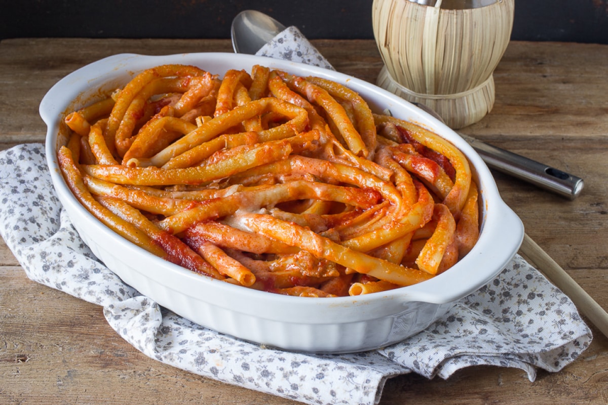 Gebackene Ziti mit Lammsoße