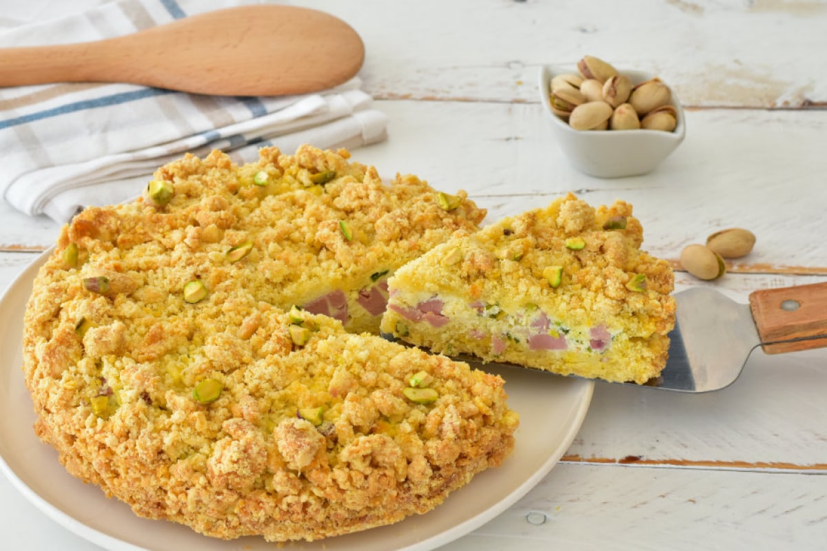 Herzhafter Streuselkuchen mit Mortadella und Pistazien