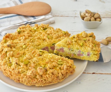 Herzhafter Streuselkuchen mit Mortadella und Pistazien