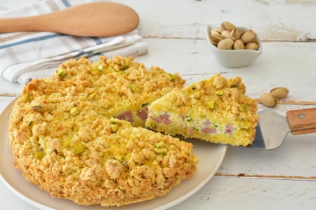 Herzhafter Streuselkuchen mit Mortadella und Pistazien