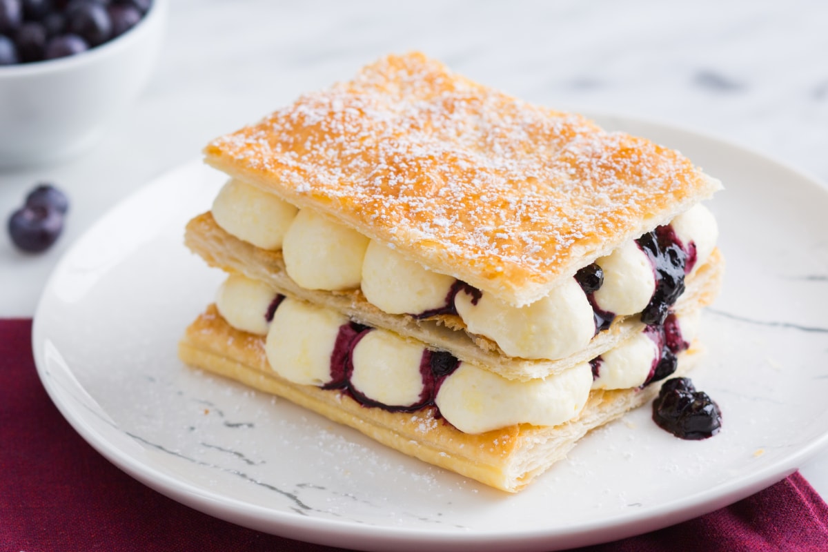 Blätterteigtorte mit Heidelbeeren