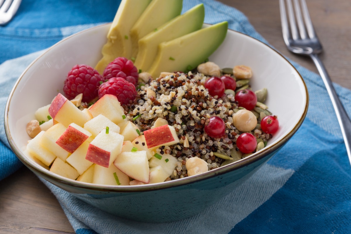 Quinoa-Schüssel mit Äpfeln, Käse und Beeren