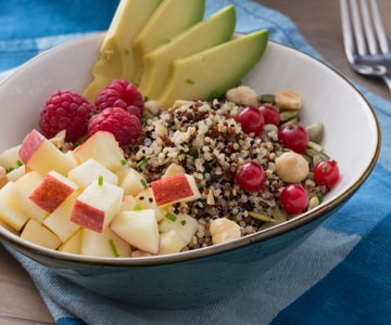 Quinoa-Schüssel mit Äpfeln, Käse und Beeren