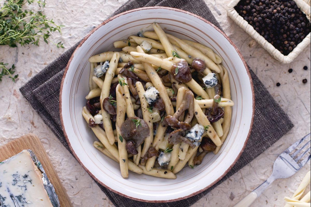 Strozzapreti mit Pilzen und Gorgonzola