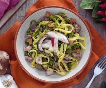 Stroh und Heu mit gemischtem Fleisch und Pilzen