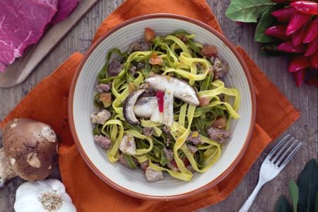 Stroh und Heu mit gemischtem Fleisch und Pilzen