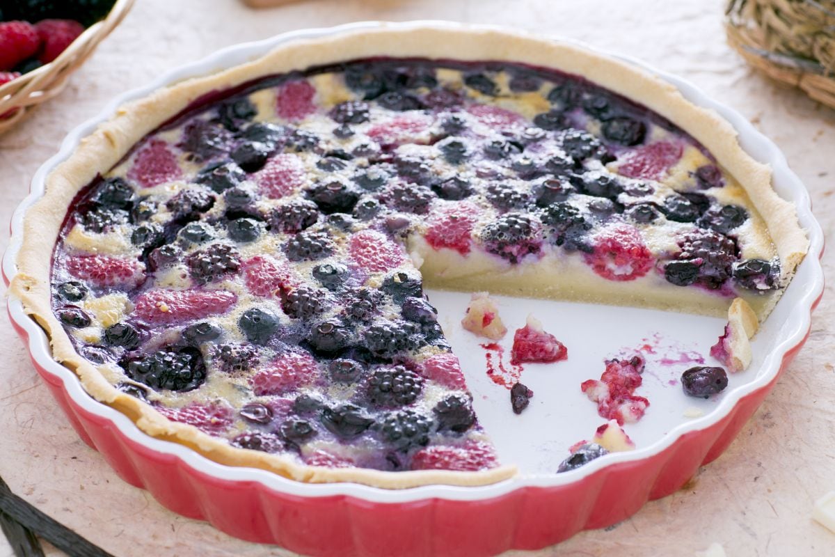 Flan mit Waldbeeren und Schokoladensauce