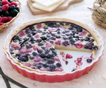 Flan mit Waldbeeren und Schokoladensauce
