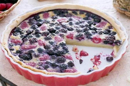 Flan mit Waldbeeren und Schokoladensauce