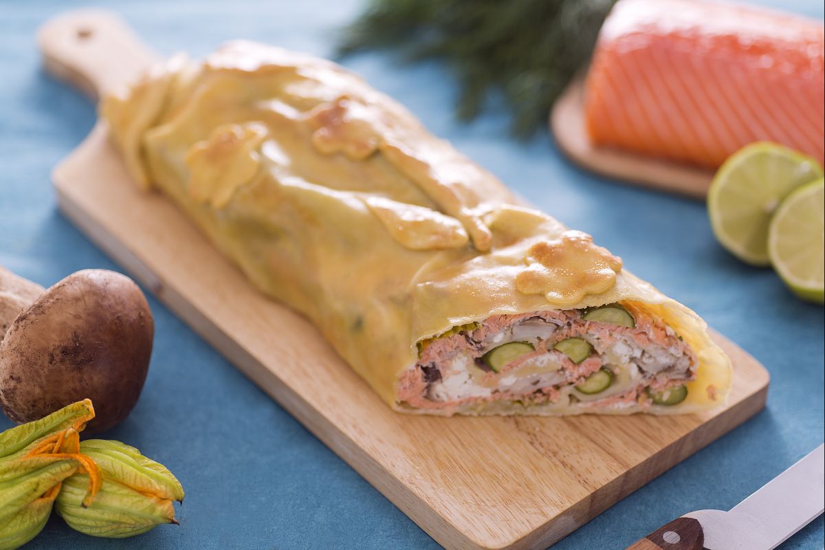 Strudel mit Lachs, Steinpilzen und Zucchiniblüten