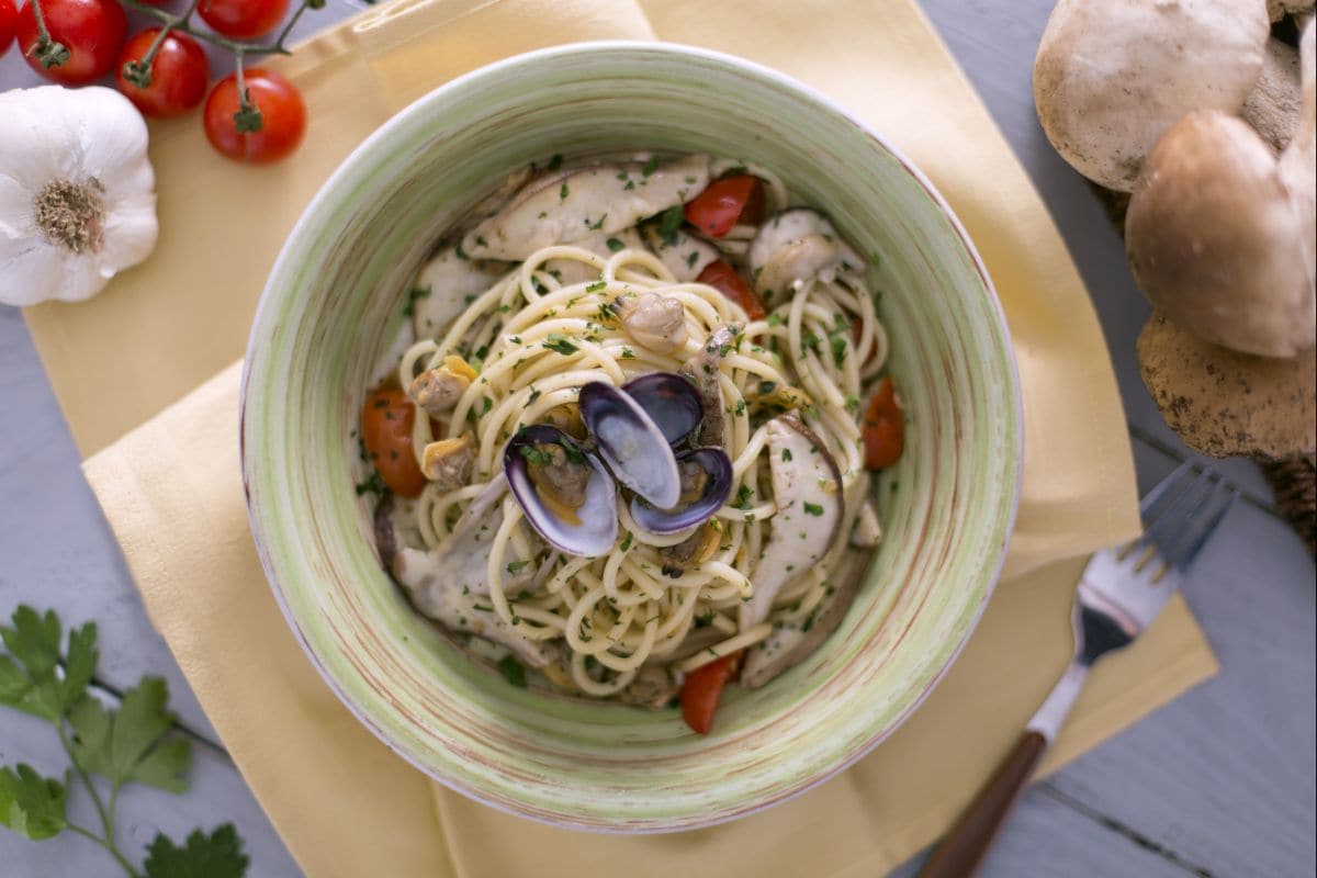 Tonnarelli mit Venusmuscheln, Steinpilzen und Kirschtomaten