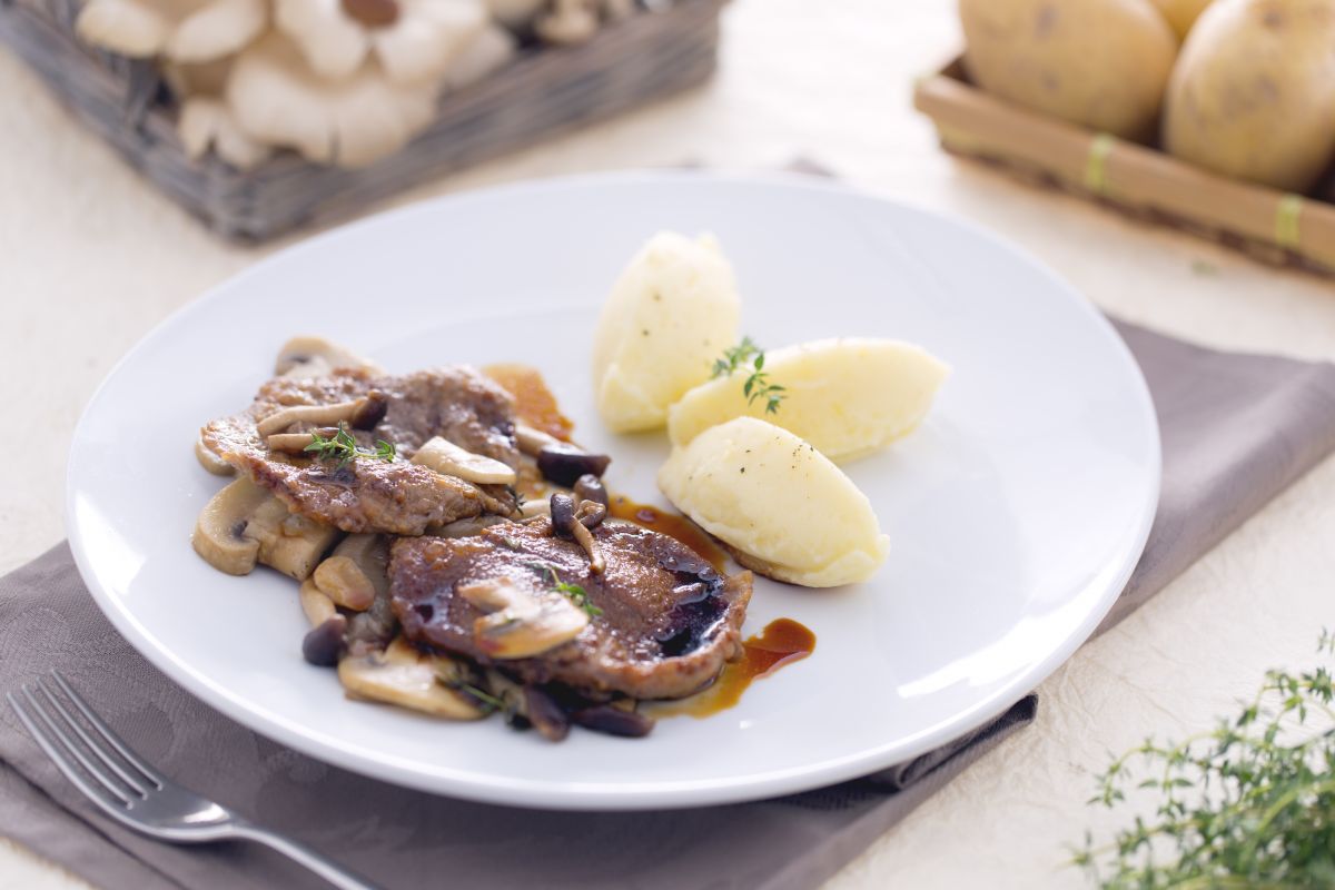 Schnitzel mit gemischten Pilzen und Kartoffelpüree