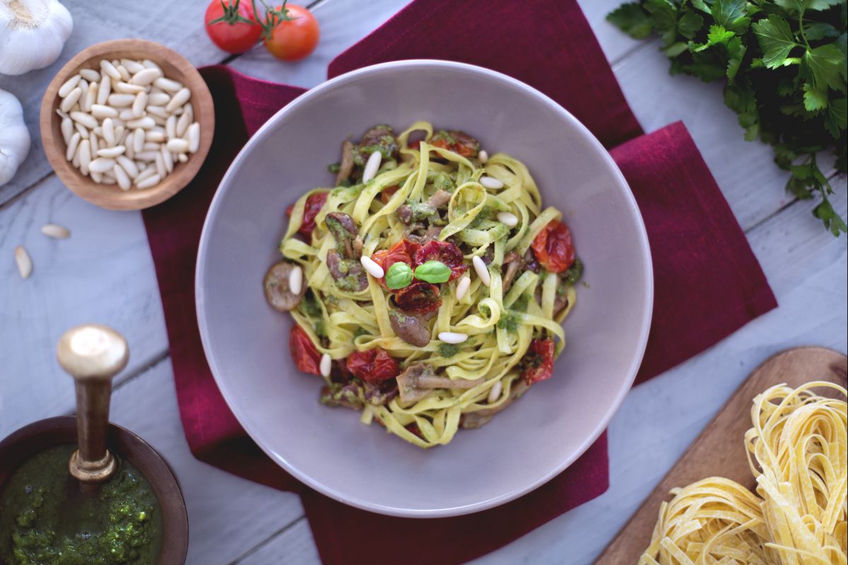 Tagliatelle mit konfierten Tomaten, Schüpplingen und Pesto