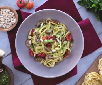 Tagliatelle mit konfierten Tomaten, Schüpplingen und Pesto