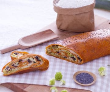 Roter Strudel mit Tomate gefüllt mit Thunfisch, Brokkoli und Lauch