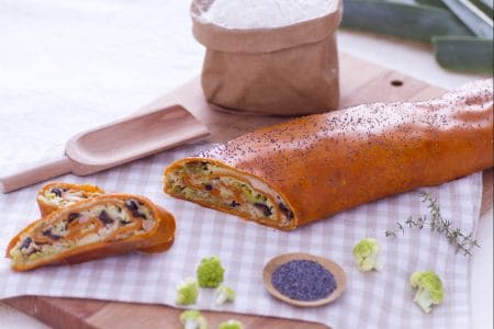 Roter Strudel mit Tomate gefüllt mit Thunfisch, Brokkoli und Lauch
