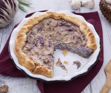 Herzhafter Kuchen mit Pilzen und Radicchio