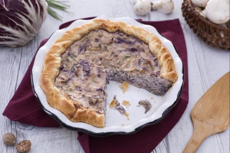 Herzhafter Kuchen mit Pilzen und Radicchio
