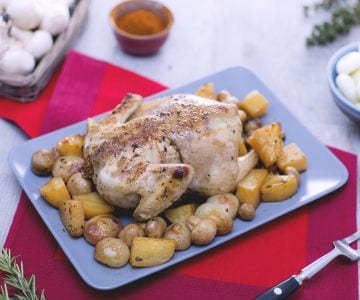Huhn mit Kartoffeln, Pilzen und kleinen Zwiebeln
