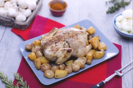 Huhn mit Kartoffeln, Pilzen und kleinen Zwiebeln
