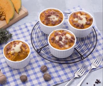Einzelportion Gratin aus Kartoffeln, Kürbis und Wurst