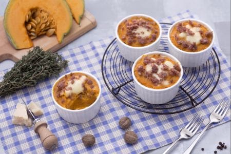 Einzelportion Gratin aus Kartoffeln, Kürbis und Wurst