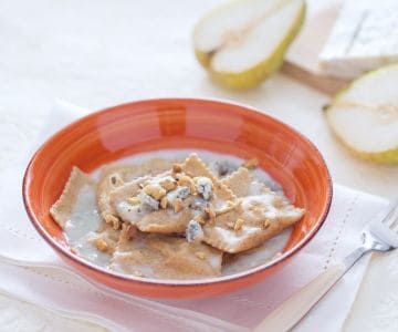 Vollkornravioli gefüllt mit Gorgonzola und Birnenwürfeln