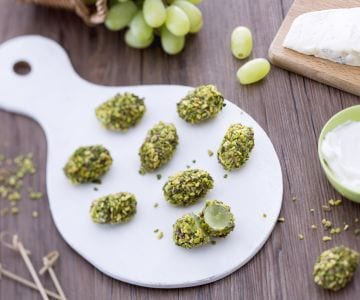 Weintraubenhäppchen mit Käse und Pistazien