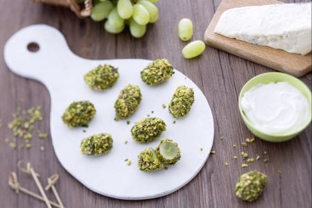 Weintraubenhäppchen mit Käse und Pistazien