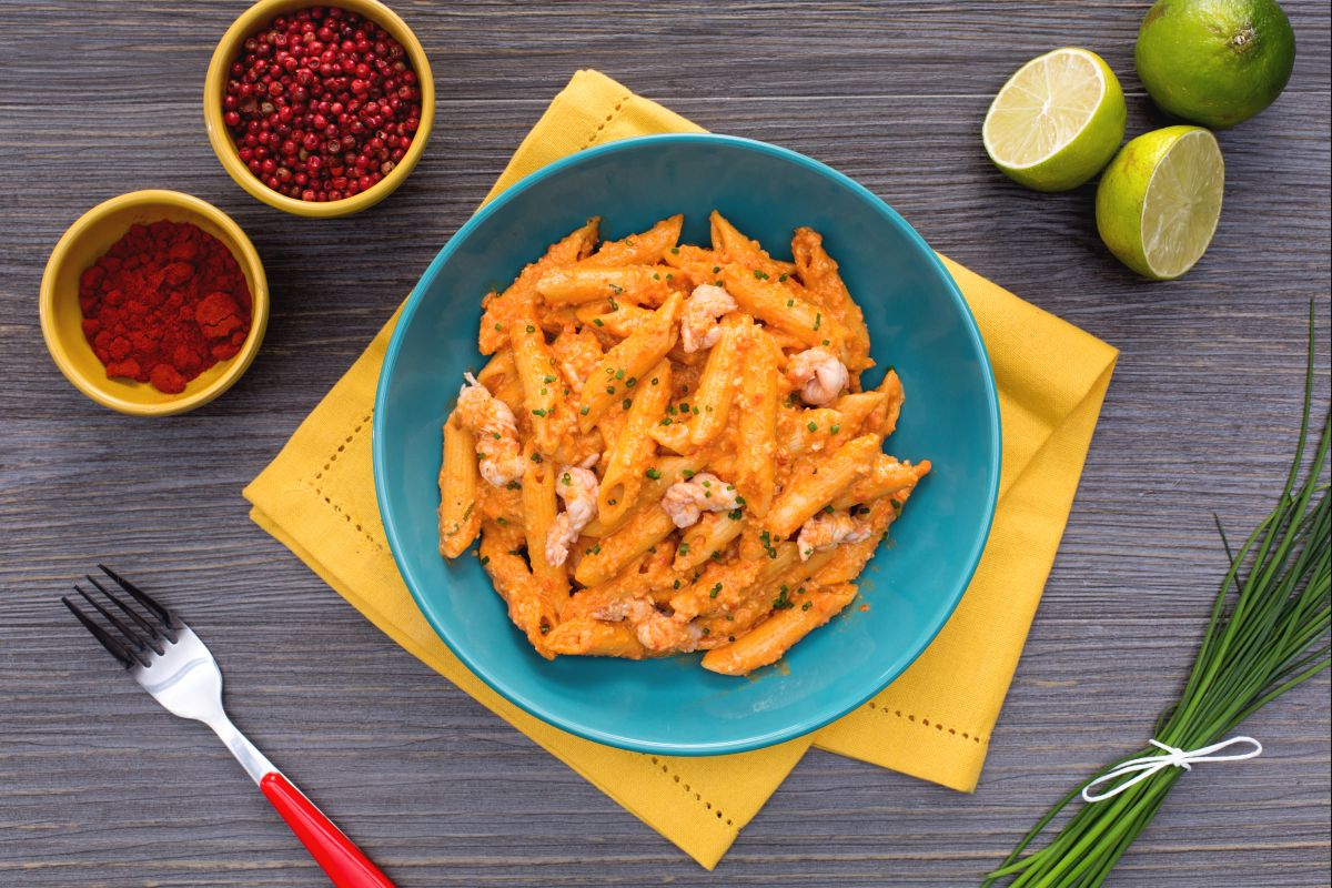 Rigatoni mit Paprikapesto und marinierten Scampi