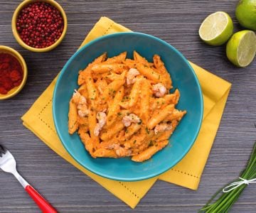 Rigatoni mit Paprikapesto und marinierten Scampi