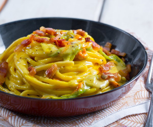 Bucatini mit Kürbisblüten, Guanciale und Safran