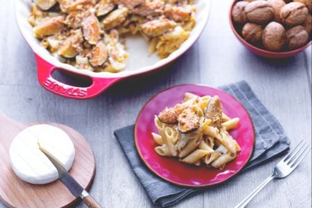 Vollkorn-Mezze Penne überbacken mit Tomino, Feigen und Walnüssen