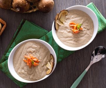 Steinpilzcremesuppe mit knusprigem Lachsjulienne