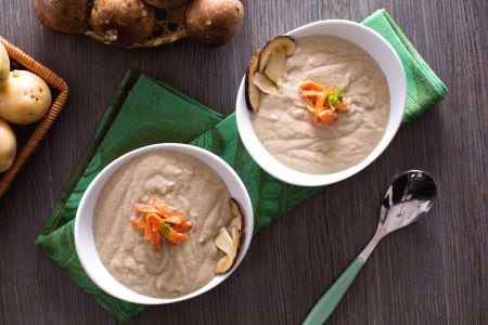 Steinpilzcremesuppe mit knusprigem Lachsjulienne