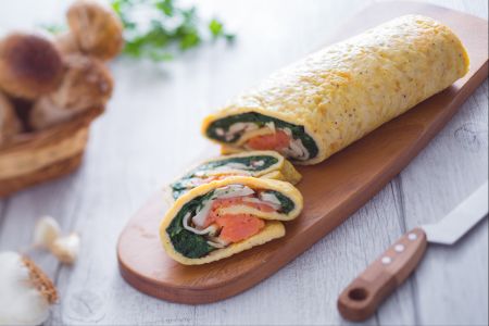 Lachsrolle mit sautierten Pilzen und Spinat