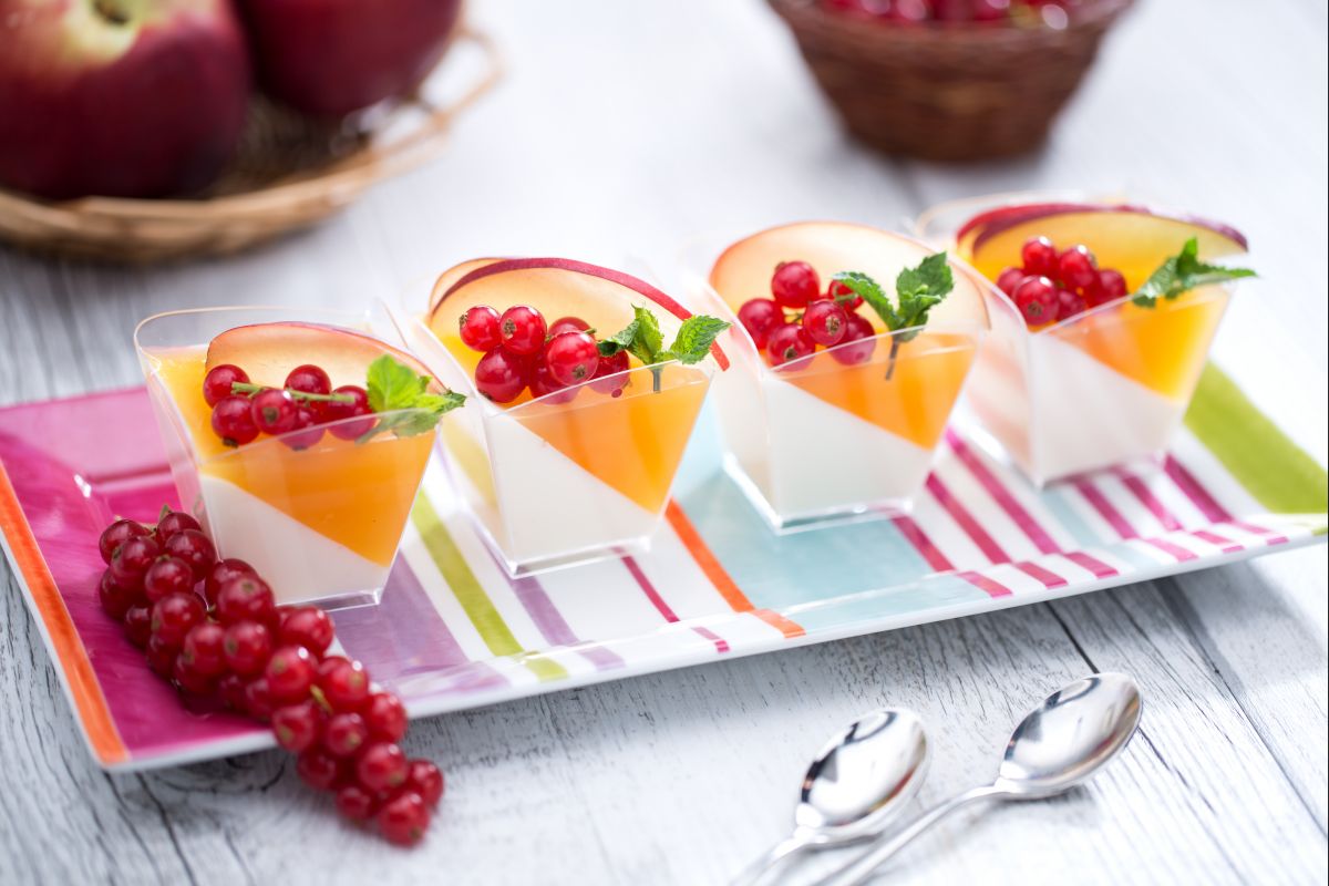Joghurt-Panna-Cotta mit Pfirsichgelee