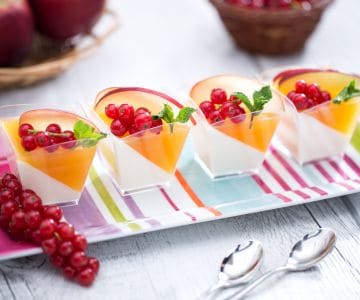 Joghurt-Panna-Cotta mit Pfirsichgelee