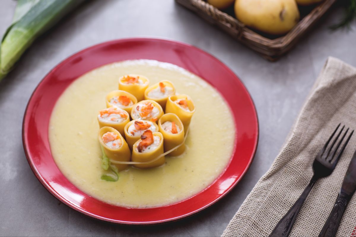 Paccheri gefüllt mit Lachs-, Ricotta- und Dillsahne auf einer Lauch-Kartoffelcreme