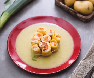 Paccheri gefüllt mit Lachs-, Ricotta- und Dillsahne auf einer Lauch-Kartoffelcreme
