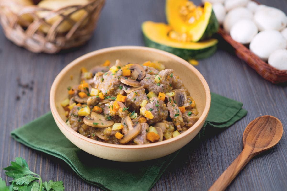 Kalbsragout mit Kürbis, Kartoffeln und Pilzen