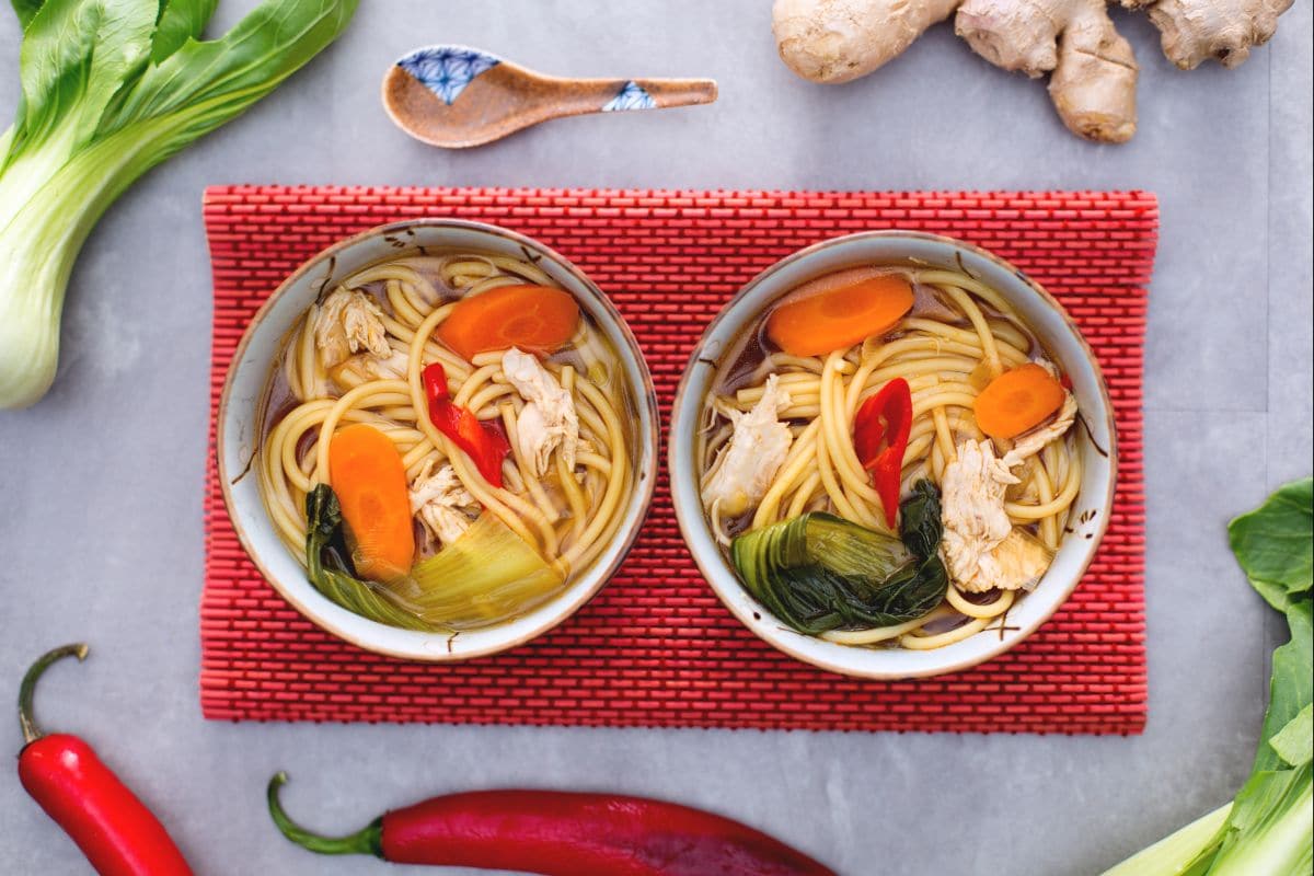 Vermicelli in orientalischer Suppe