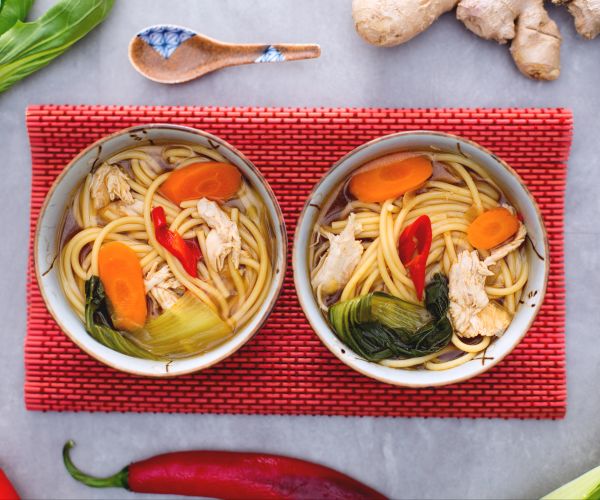 Vermicelli in orientalischer Suppe