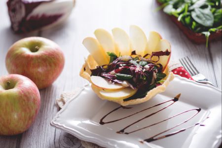 Parmesankörbchen mit knackigem Apfelsalat